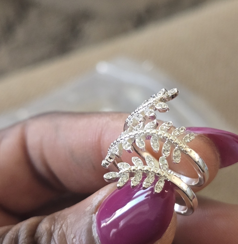 Macy's Elegant Silver Leaf Ring Size 5 Women Cubic Zirconia Rhinestones New - Picture 2 of 9